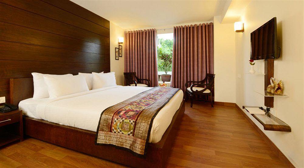 אגרה Hotel Atulyaa Taj מראה חיצוני תמונה